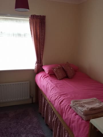 Single Room in friendly home with Breakfast.