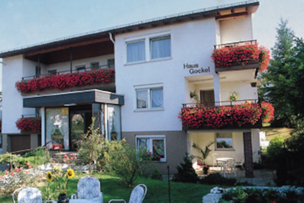 Unser Haus mit Ihrem Balkon rechts unten