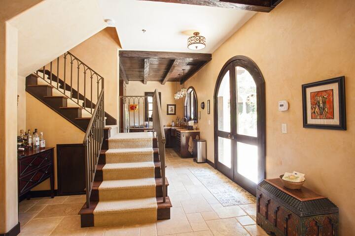 2 BR Mediterranean Oasis Sleeps 6! gallery image 5