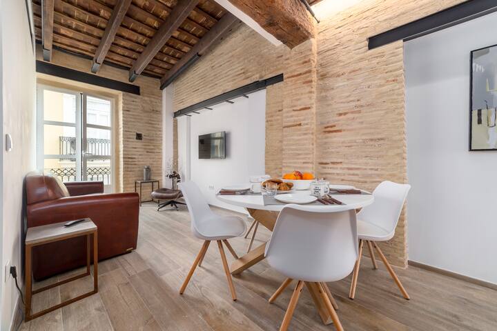 CATHEDRAL LUXURY 2BR, 2BA, BALCONIES, AC, Wifi gallery image 3