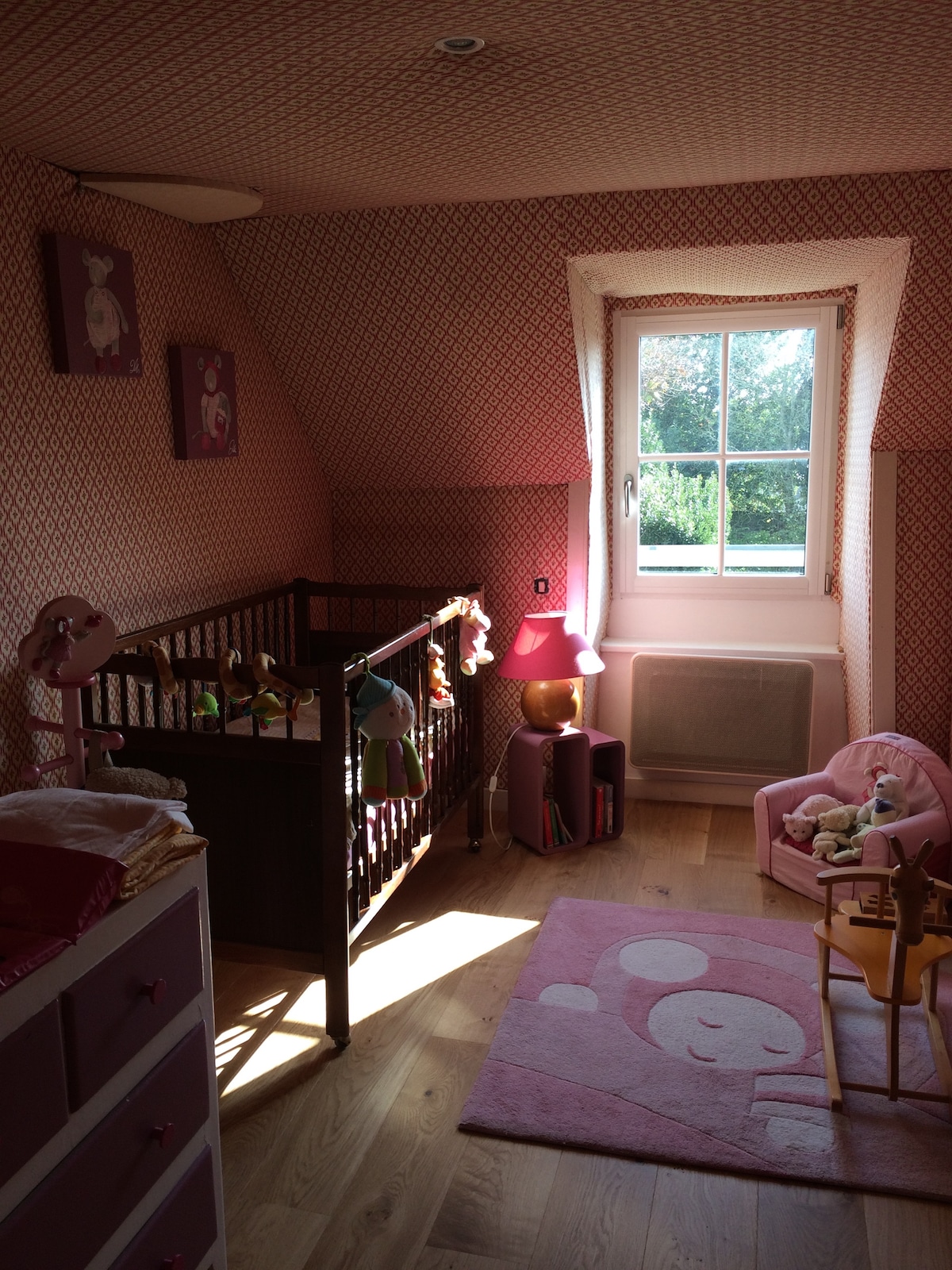 БЕБЕШКА СПАЛНЯ С КНИГИ ЗА ПРЕОБЛИЧАНЕ НА МАСА, ИГРИ