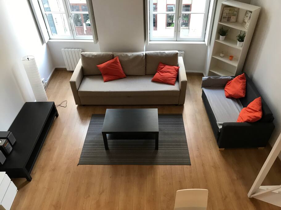Salon vu de la mezzanine.