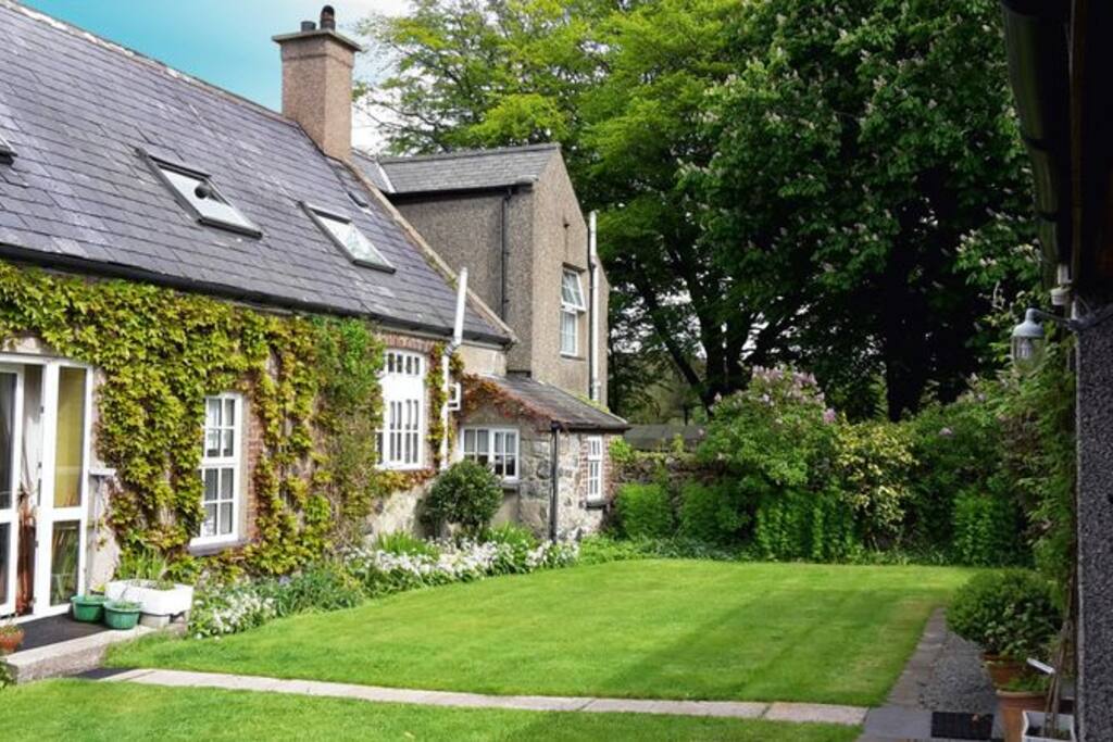 The middle garden between the main Schoolhouse and the Garden Cottage annex
