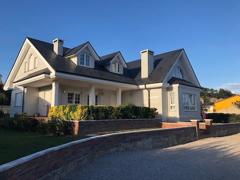 Chalet Camelias garden, beach. Santillana del Mar