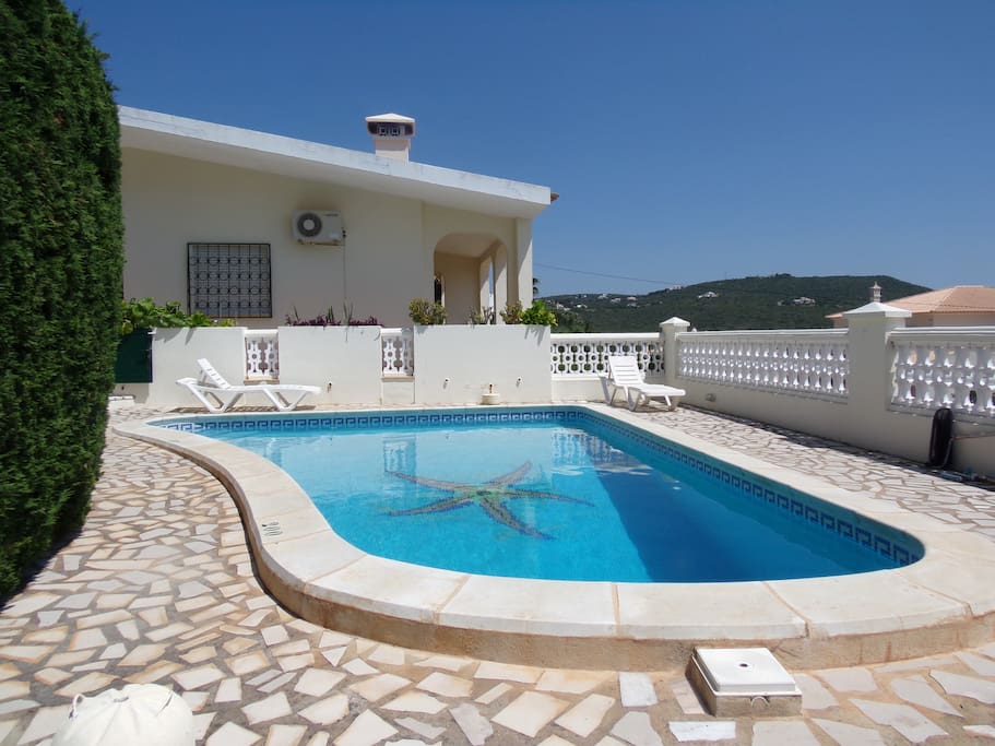 Zona de piscina inclui 5 espreguiçadeiras
