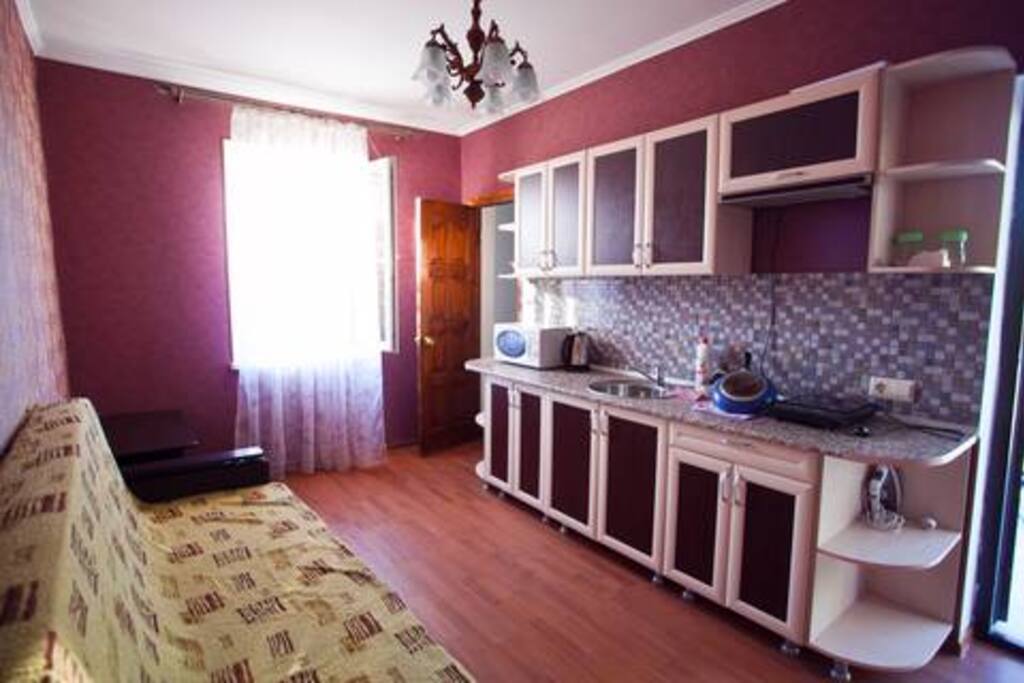 Кухня гостиная в номере люкс.
