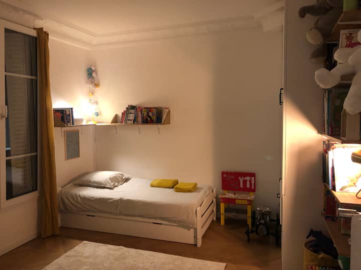 Quarto infantil com 1 cama de solteiro 90 x 190 e uma gaveta 80 x 190, bem como um berço infantil
