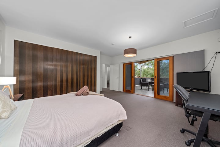 Glavna spavaća soba na katu. Bračni krevet (širine 150-179 cm) Odlična terasa. - 1. spavaća soba