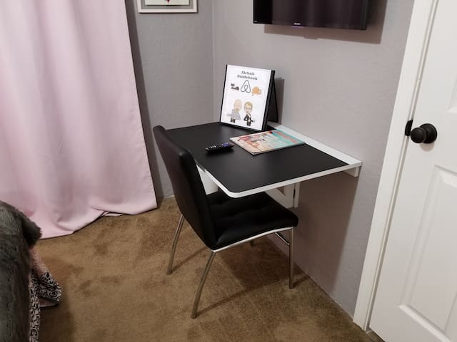 Deluxe Room with Private Bath Near Bush IAH