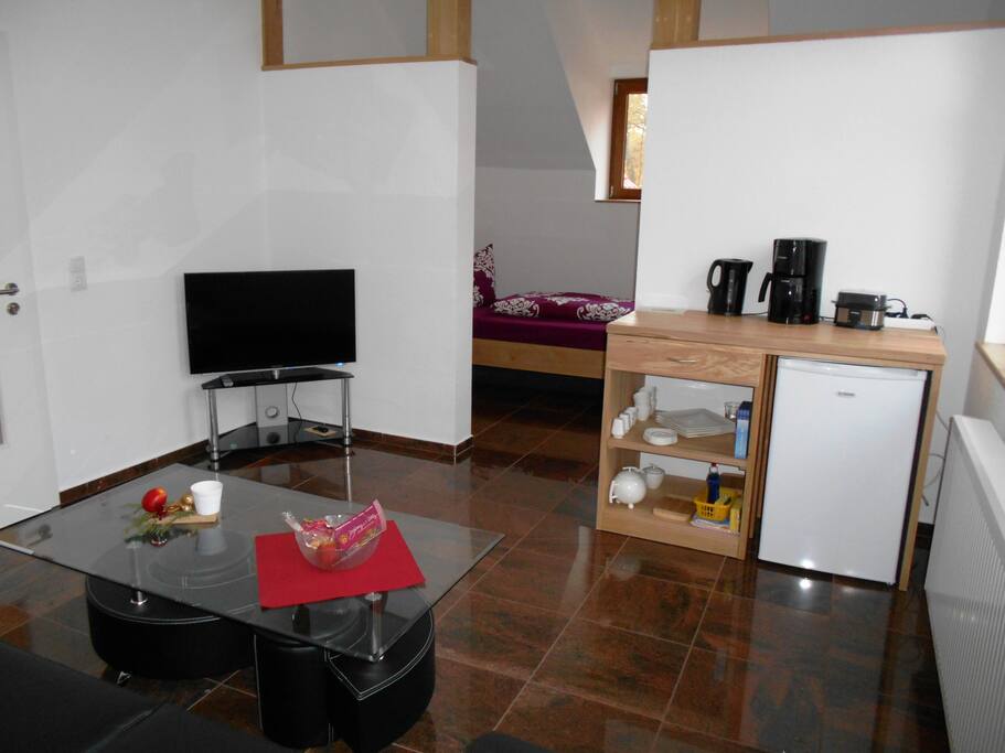 Ferienzimmer - hier mit 2 Einzeln-Handgeschreinerten-Betten; Teeküche, TV, Wlan, Dusche/WC