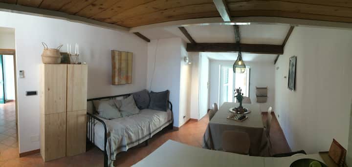 Всекидневна/трапезария с диван, която може да се превърне в двоен разтегателен диван