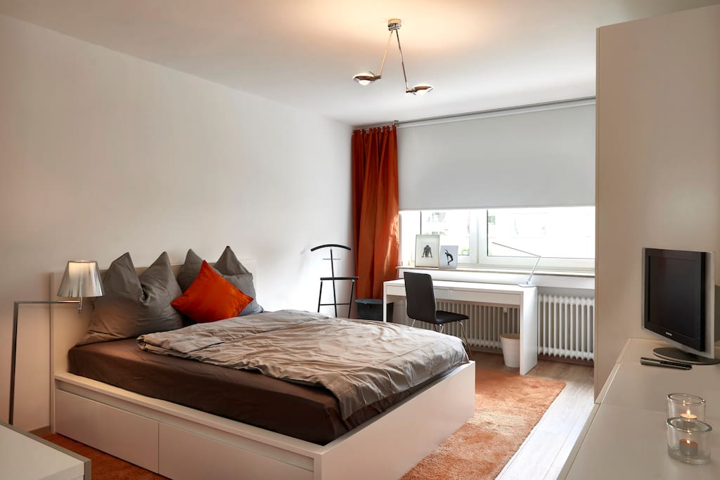 Das Schlafzimmer verfügt über einen separaten Arbeitsplatz