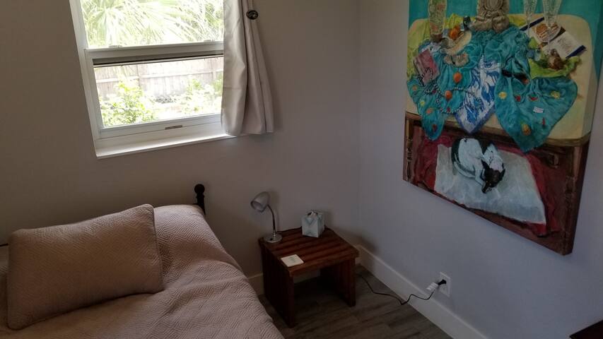 West Palm Beach, central, writer's room