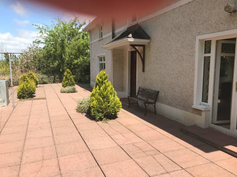 LARGE PATIO AREA