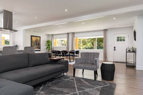 The Oak Tree Oasis - Stunning! 
2 Master Bedrooms