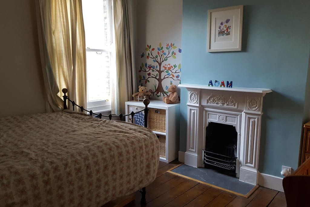 2nd bedroom with kingsize bed and Victorian fireplace