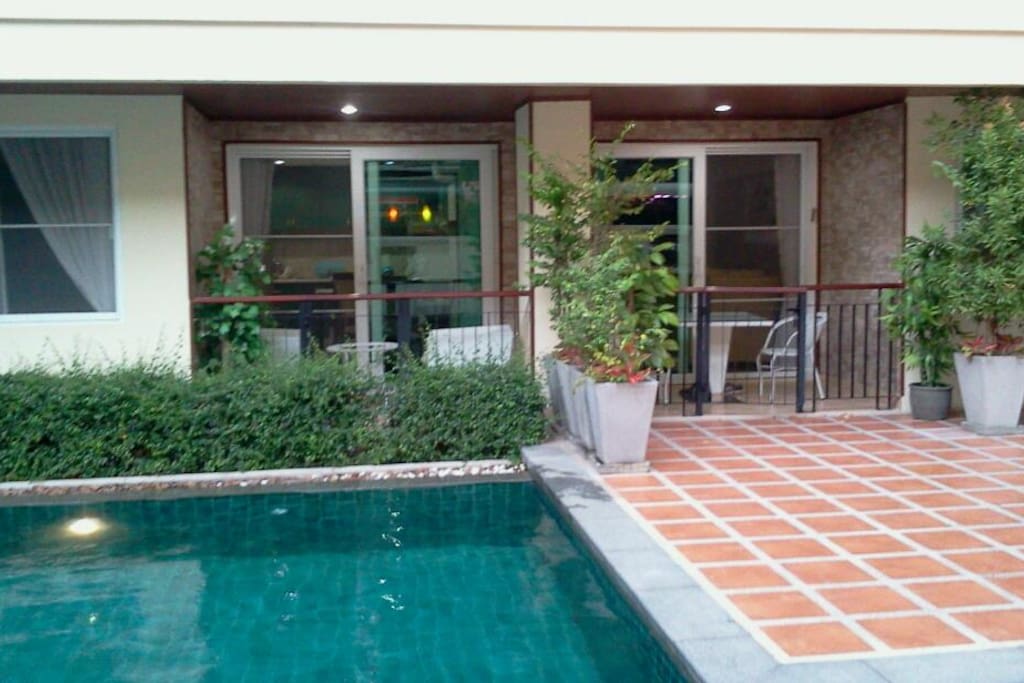entree cote piscine