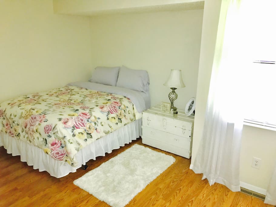 2nd bedroom with queen size bed.