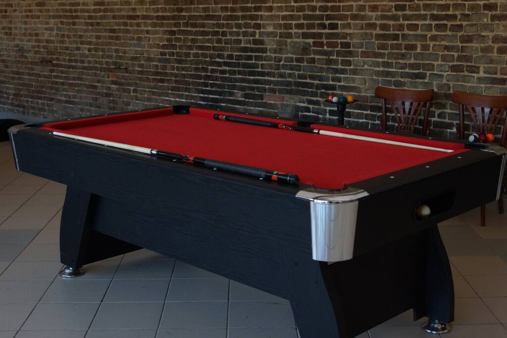 Billards, jeux de table, salle de réception...
