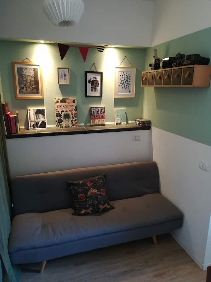 Разтегателен диван във всекидневната