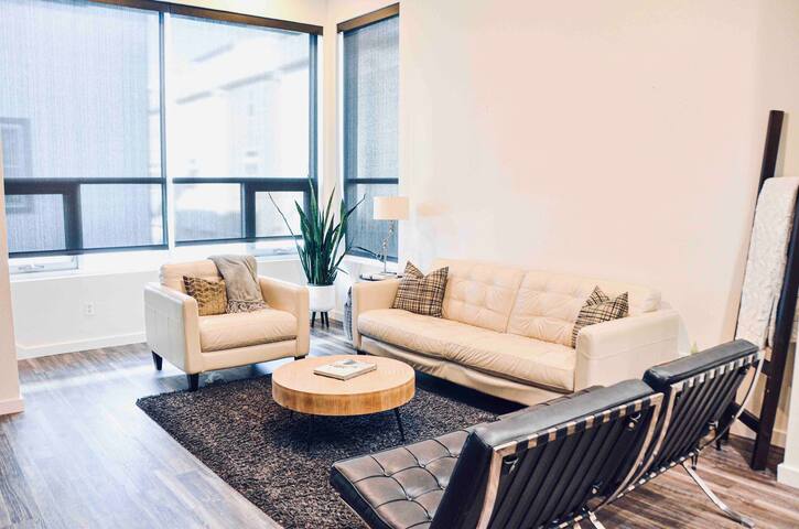 Modern Dallas Townhouse | Rooftop + Skyline Views gallery image 5