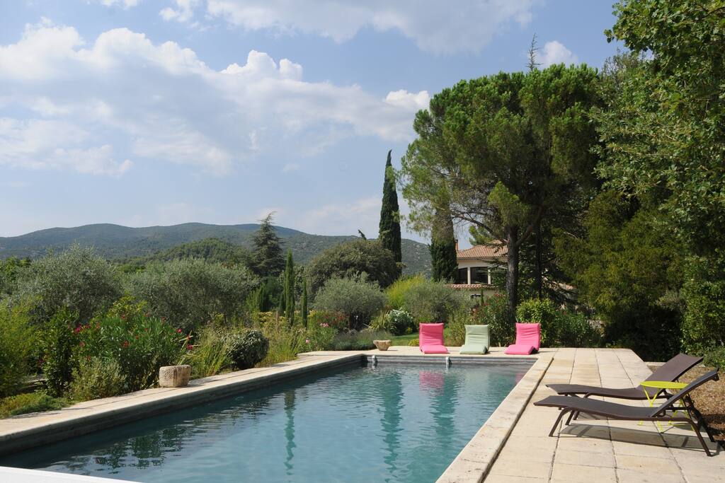 L'espace Piscine avec vue sur le Luberon