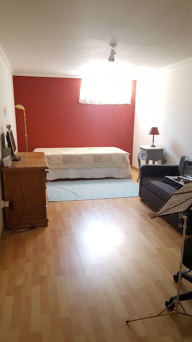 Habitación, mesa y estantería