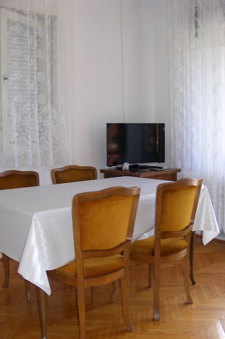 East apartment. Salon/kitchen. Dining area. SatTV. Free WiFi Internet.