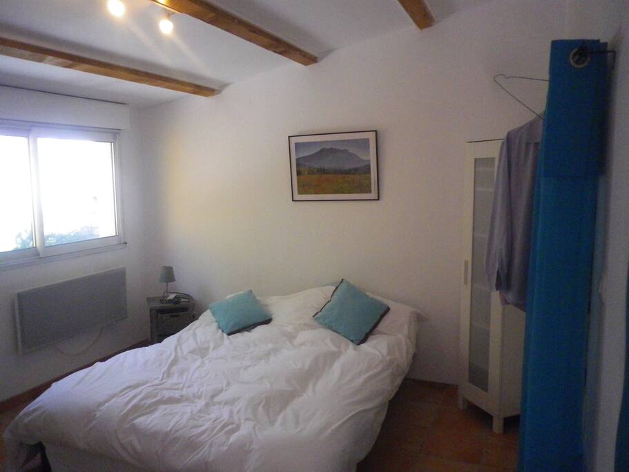 chambre au calme avec bureau et armoire et BZ confortable 160