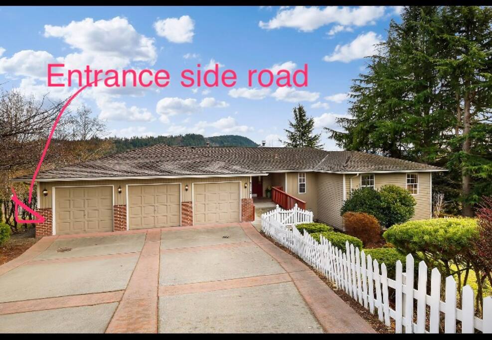 the in law has a private entrance behind the house enter from the left side road.
