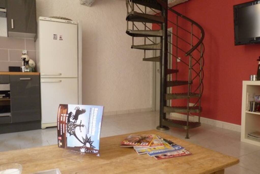 Autre vue pièce à vivre, accès à la mezzanine