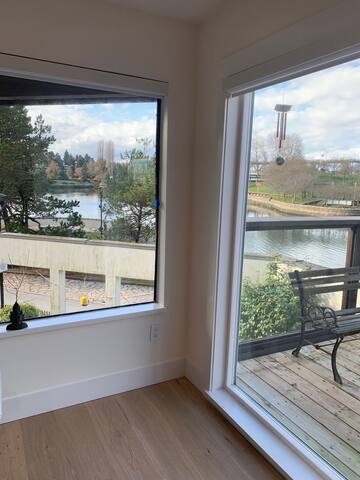 Waterfront home on sea wall, expansive ocean view gallery image 5