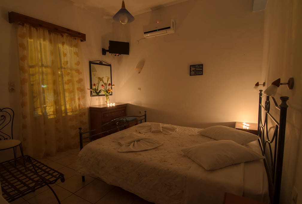 Double bed and door to balcony