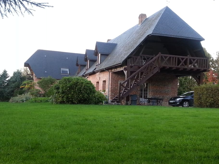 propriété entourée de jardin