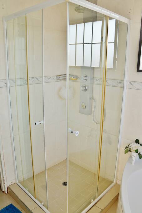 Deluxe King Shower