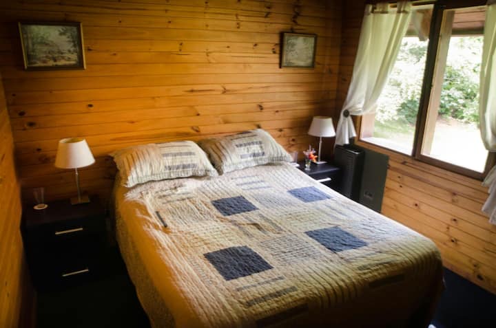 Კომფორტული საძინებელი ორადგილიანი საწოლით და დიდი კარადა 