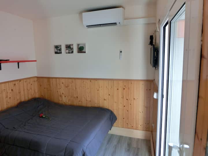 Habitación con 1 cama de 135 cm
Chambre avec 1 lit de 140 cm
Bedroom with a bed of 135 cm