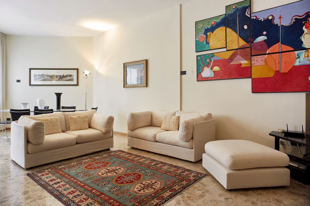 Ampio salone luminoso con balcone.
Large sunny living room with balcony.
Grosses helles Wohnzimmer mit Balkon.