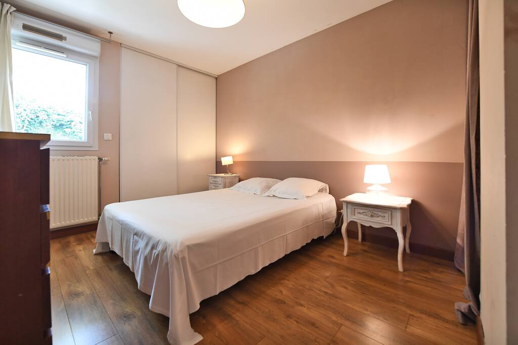 Chambre avec lit double confortable, 2 grandes armoires de rangement et 1 commode à tiroirs