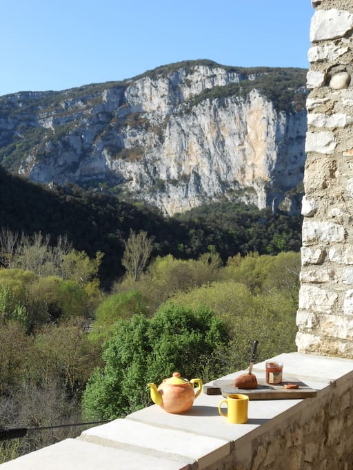Petit déjeuner sur la Terrasse de Chames. / Breakfast on the terrace.