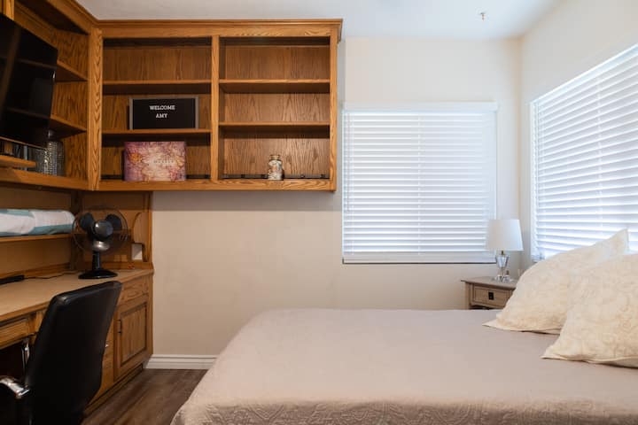 North Upland pool home with its own private bathroom.
Near Euclid Avenue walking trail
10 minutes to Claremont Colleges
Non smoking
No pets