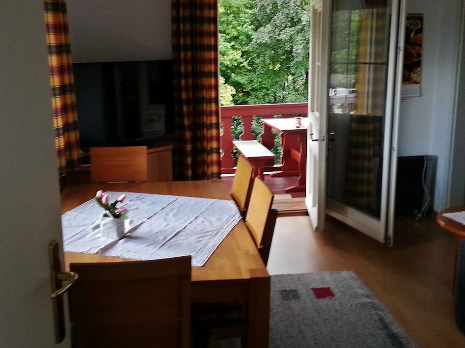 Essplatz mit Blick auf Balkon