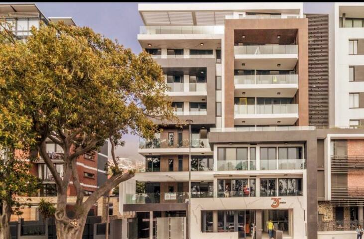 New apartment in the heart of trendy Green Point gallery image 2