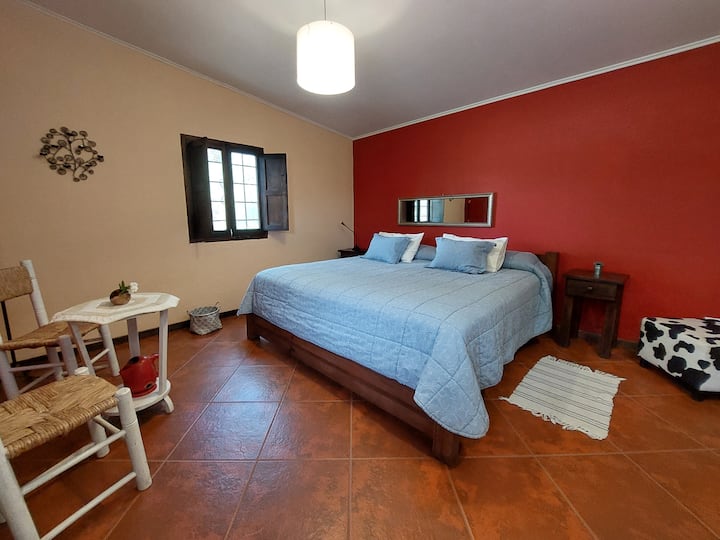 Spavaća soba 1 s krevetom veličine 2 x 2 kreveta i vlastitom kupaonicom.