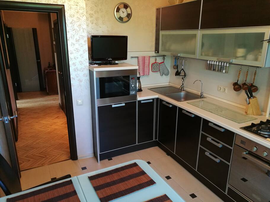 Kitchen:
Dishwasher,
Washing machine,
Microwave oven,
Oven,
Refrigerator,
Electric kettle,
Crockery,
Dining table (big table), chairs.
Кухня, имеется все необходимое для проживания:
Посудомоечная машина,
Стиральная машина,
Микроволновка,
Духовая печь,
Холодильник,
Электрочайник,
Посуда.