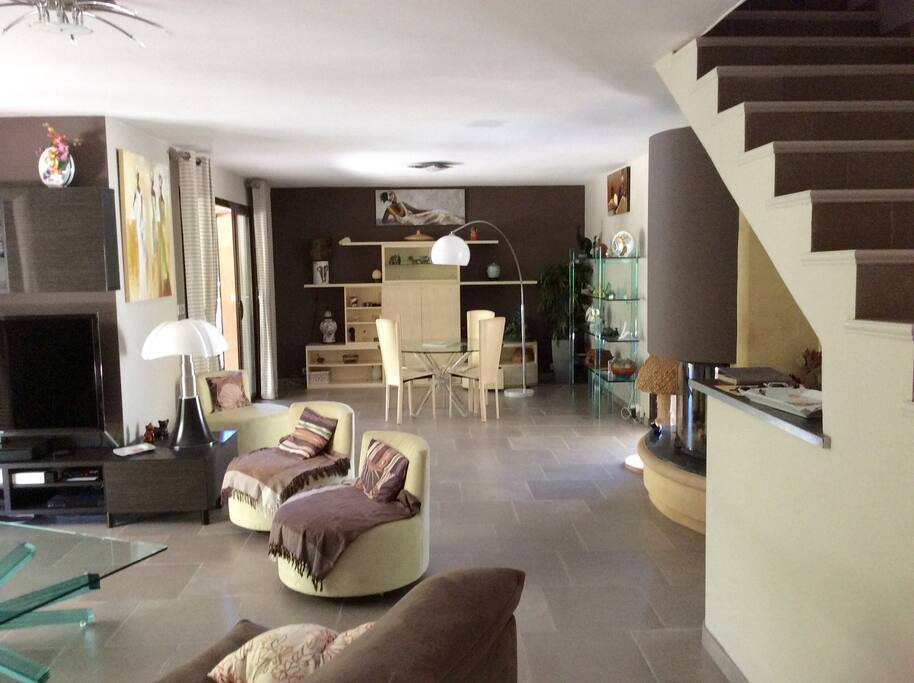 Salon, salle à manger de 50m2 avec cheminee