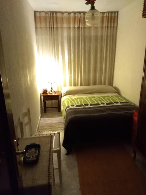 La habitación incluye mesa de noche, cajonera y armario,