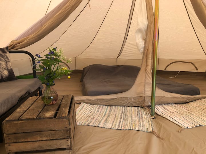 เต็นท์ด้านในขนาดใหญ่แบ่งออกเป็น 2 ห้อง