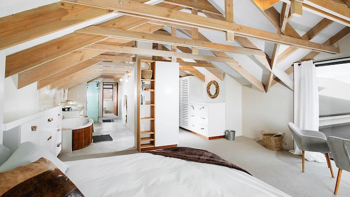 סוויטת חדר שינה ראשי עם חלל פתוח ענק