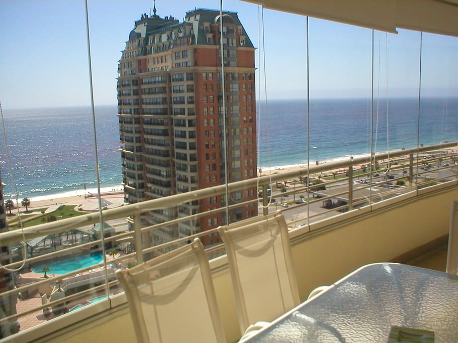 vista al mar y ciudad